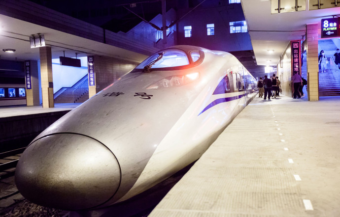 Le train à grande vitesse « Harmonie » relie Hangzhou à Shanghai en 45 minutes.
