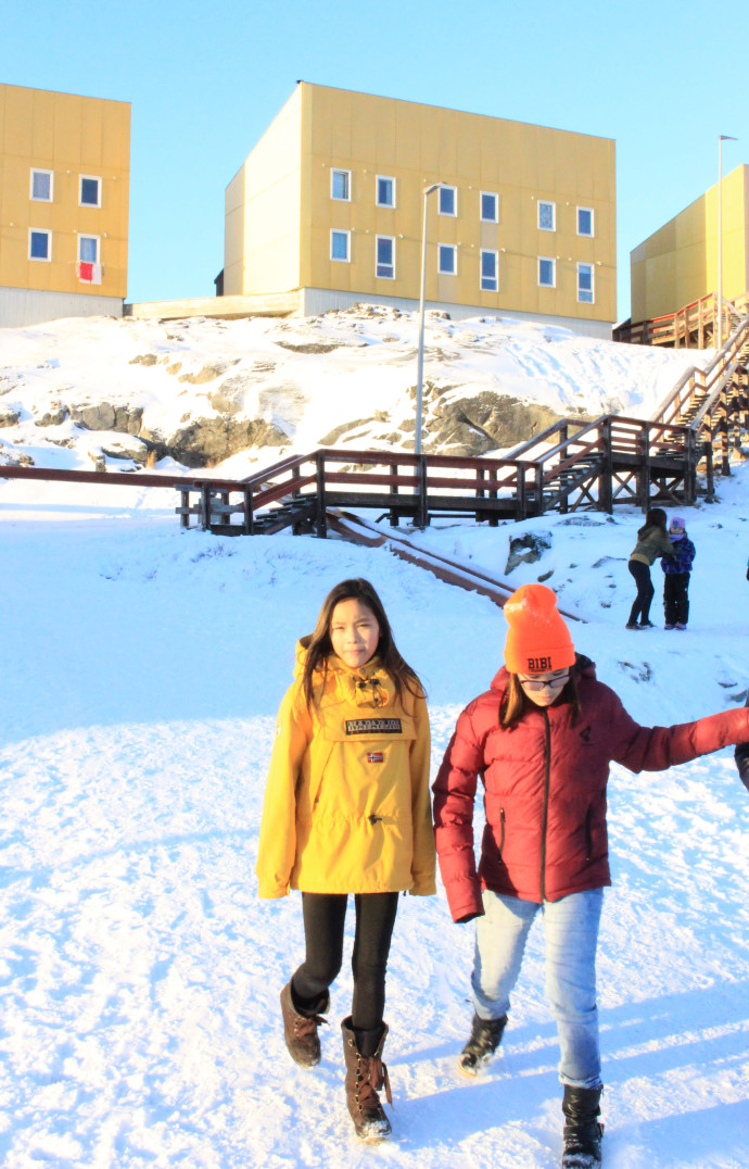 Sortie d’école dans le quartier de Nuussuaq.