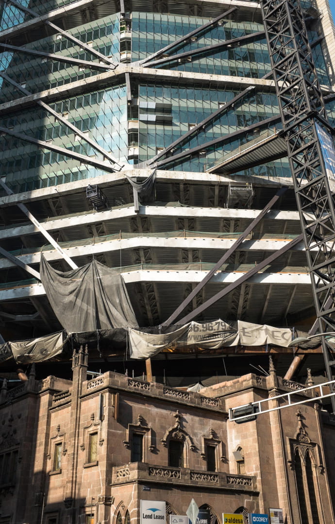 Sur le Paseo de la Reforma, des tours modernes sont construites près de bâtiments historiques.