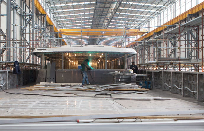 Le site de la Spezia accueille la construction des superyachts en acier dont la taille est supérieure à 40 m. Les équipes s’affairent sur le futur Sanlorenzo 46 Style, qui mesurera 46 m.