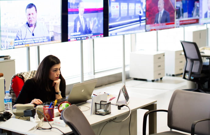 Environ 750 personnes travaillent dans les 5 étages des locaux stanbouliotes. Situé politiquement au centre, Hürriyet est un symbole de la presse indépendante.