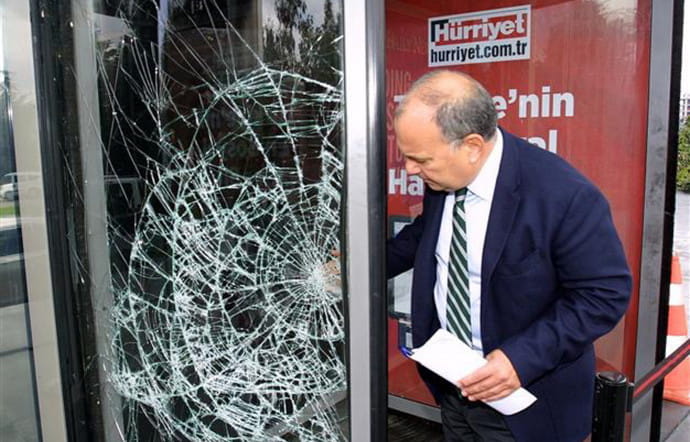 Sedat Ergin constate les dégats provoqués par les casseurs en septembre 2015.