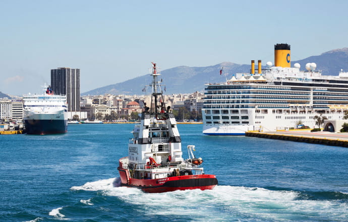 La Grèce a vendu, en avril dernier, la gestion du port du Pirée à un armateur chinois, Cosco. Le gouvernement et les investisseurs ambitionnent d’en faire le plus grand centre de transit du sud-est de l’Europe.