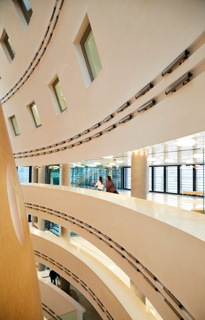 Livré en 2010, le Centre Culturel Onassis est ouvert à la création grecque contemporaine.
