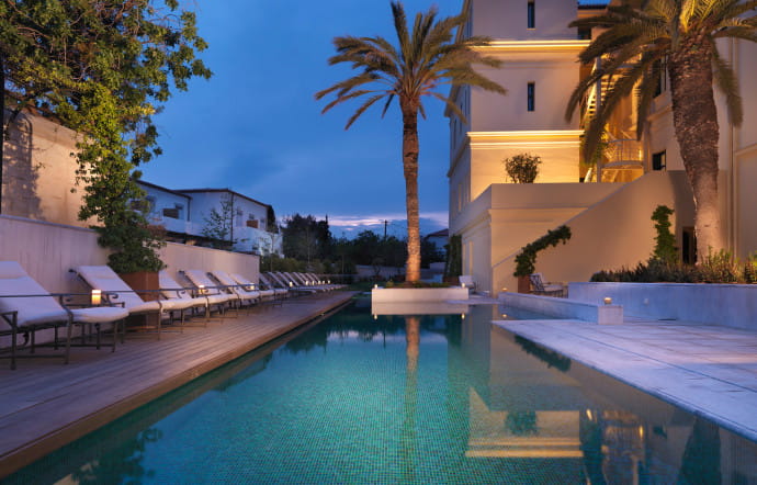 La piscine à débordement s’étire discrètement dans les jardins de l’hôtel.