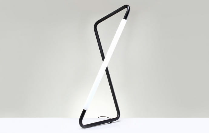 Mobilier Bauhaus de Marcel Breuer, habillée partiellement d’un tube en acrylique dans lequel sont glissés des rubans de LED, de Naama Hofman.