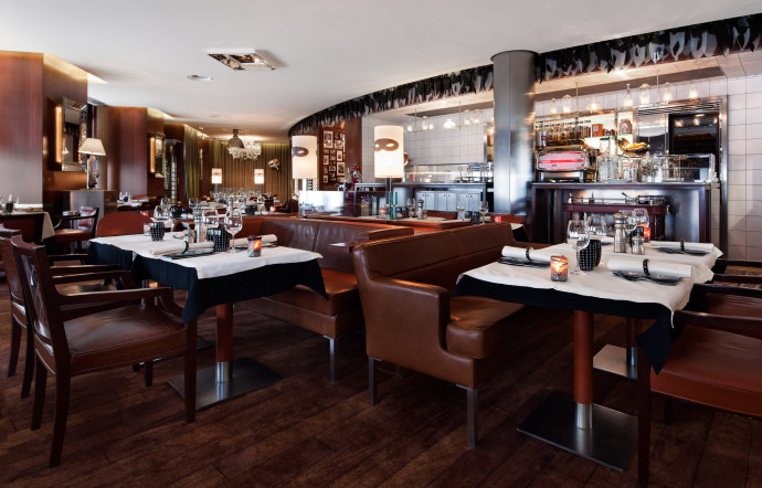 Le Mori Venice Bar, situé face au Palais Brongniart et décoré par Philippe Starck, accueille hommes d’affaires et personnalités. Son chef, Massimo Mori, figure majeure de la gastronomie italienne à Paris, vit dans la capitale depuis la fin des années 70.
