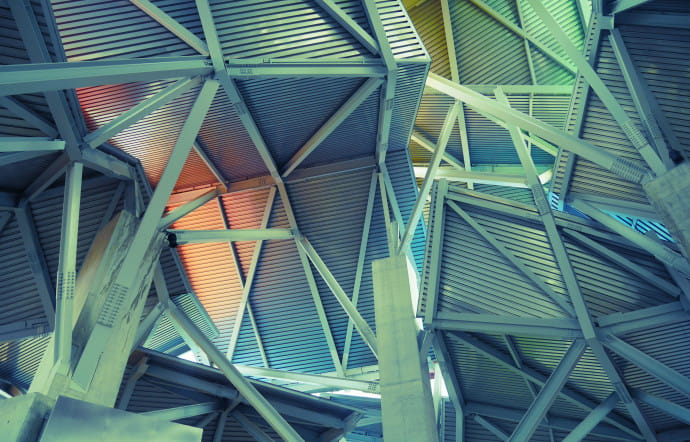 La structure intérieure évoque la forme complexe d’une canopée forestière.