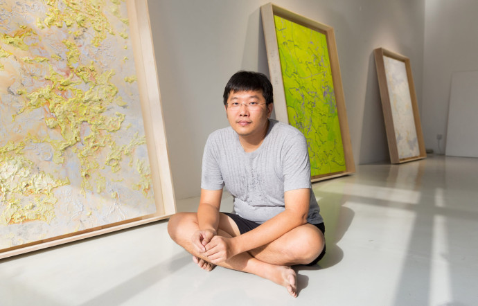 Le peintre singapourien Ng Joon Kiat dans son atelier.
