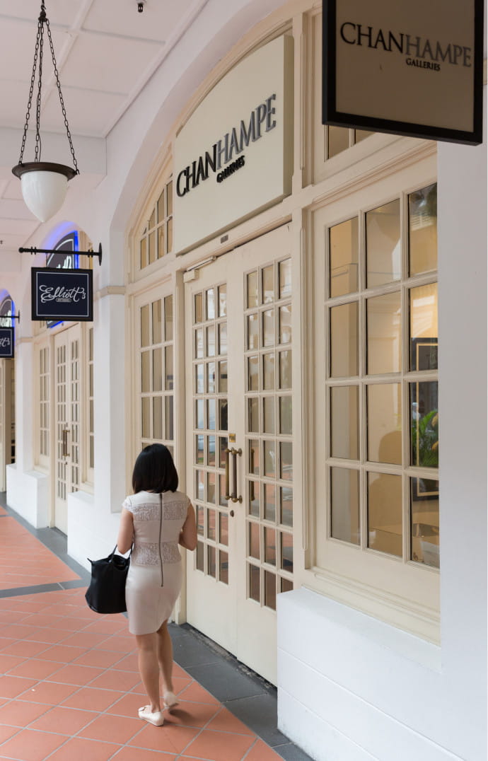 La galerie Chan Hampe, blottie sous les arcades du mythique hôtel Raffles.