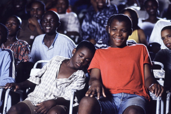 Jeunes regardant le film Hollow city (2004), réalisé par Maria Joao Ganga.