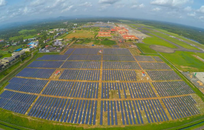 Le champ de panneaux solaires produit 48 000 kWh par jour. Suffisant pour alimenter l’aéroport jour et nuit, et même un peu plus : le surplus est alors transféré à l’Etat du Kerala.