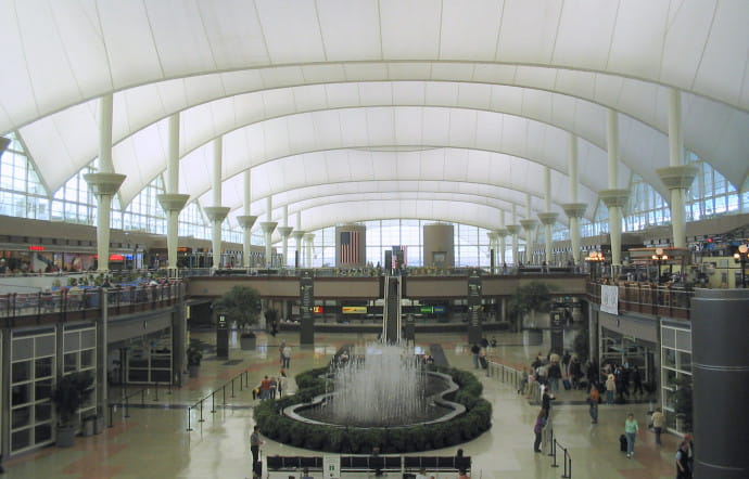 Le terminal principal de l’Aéroport International de Denver, inspiré de la plus grande gare de New York.