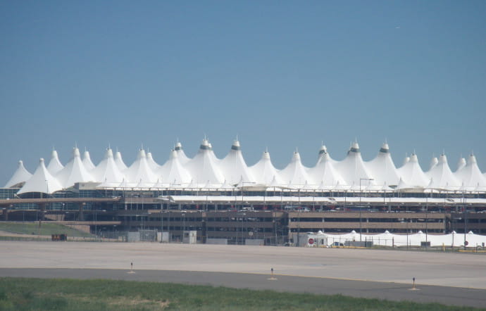 Montagnes locales ou toiles de tentes inspirées des campements d’Indiens ? L’architecture de l’aéroport est surtout un moyen de rendre hommage à l’identité de la région.