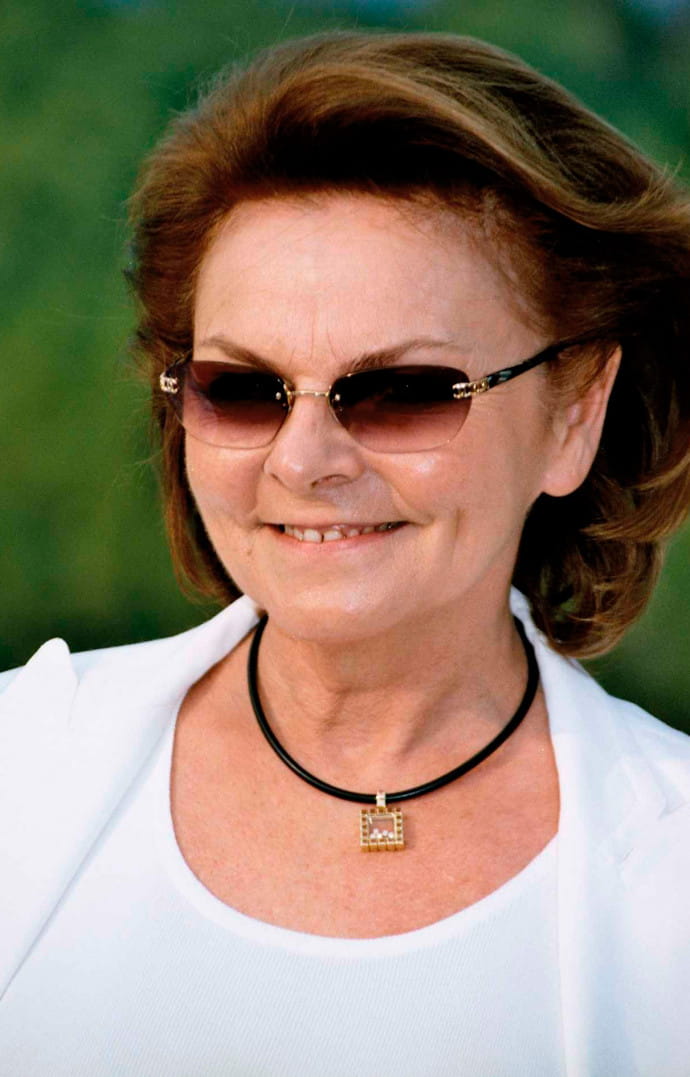 Annette Roux (née Bénéteau) a profondément transformé le groupe familial, qui est devenu le leader mondial de la plaisance. Aujourd’hui, elle n’est plus à la tête du groupe, mais elle est encore sur le pont. C’est Hervé Gastinel qui, depuis 2015, est le président de Bénéteau.