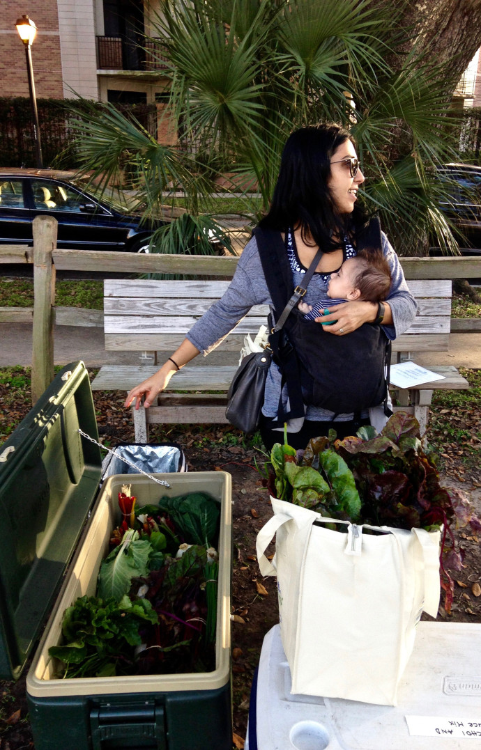 Nikou McCarra, stratégiste en marketing immobilier, fréquente un jardin communautaire où elle vient cueillir ses légumes elle-même.
