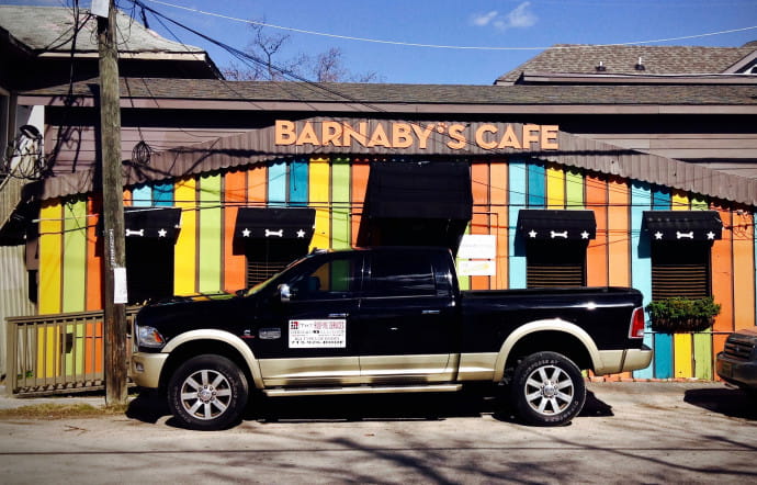 Dans le quartier de Montrose, symbole de la gentrification à Houston, les façades des bars et des maisons se parent de couleurs vives. C’est le quartier où l’on marche et pédale le plus !