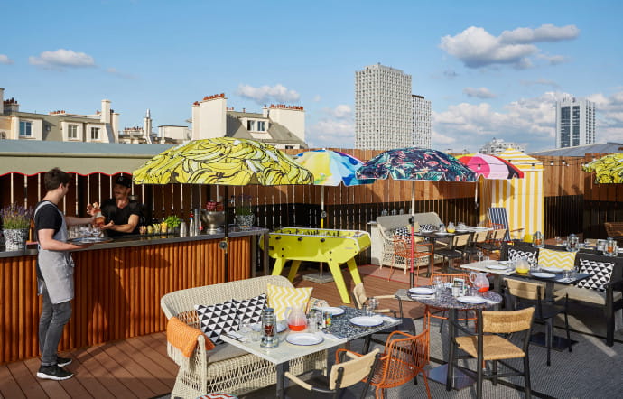 Le tout premier hôtel du groupe, ouvert à Paris, jouit d’une vue sur le 20e arrondissement depuis son toit-terrasse. Il sera prochainement rejoint dans la capitale par un établissement qui doit ouvrir à la porte de Versailles.