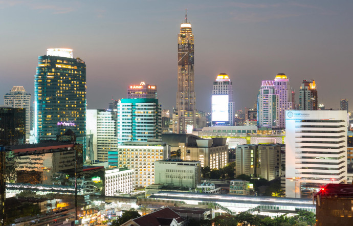 La position géographique de Bangkok en fait une place stratégique, d’autant plus que la ville a fortement développé ses infrastructures, s’imposant désormais comme un hub asiatique.