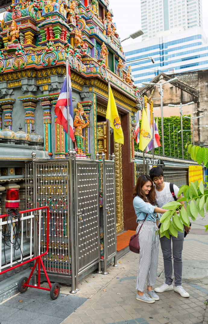 Bangkok compte 400 temples bouddhistes. Centres de la vie socioculturelle, ce sont des lieux de culte, mais aussi d’enseignement, de réunions, etc.