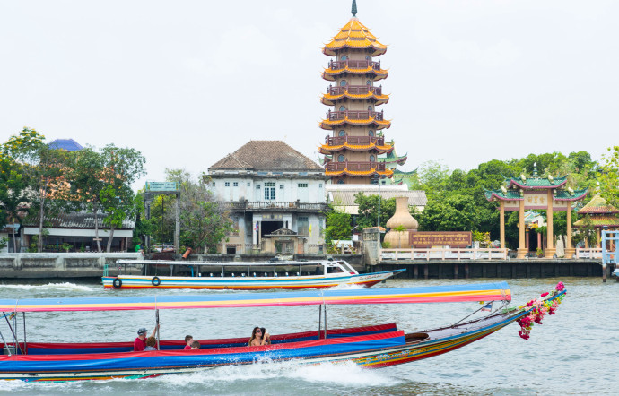 Bangkok compte 400 temples bouddhistes. Centres de la vie socioculturelle, ce sont des lieux de culte, mais aussi d’enseignement, de réunions, etc.