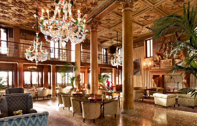 Le hall de l’hôtel.