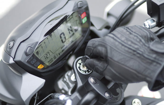 Le nouveau combiné à instruments est entièrement numérique et ne pèse que 275 g.