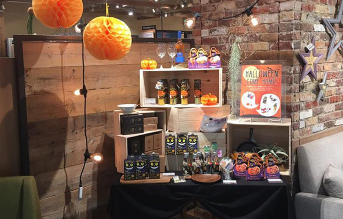 Dans un magasin tokyoïte, un décor de loft américain et des bonbons d’Halloween, une scène inimaginable il y a encore quelques années…