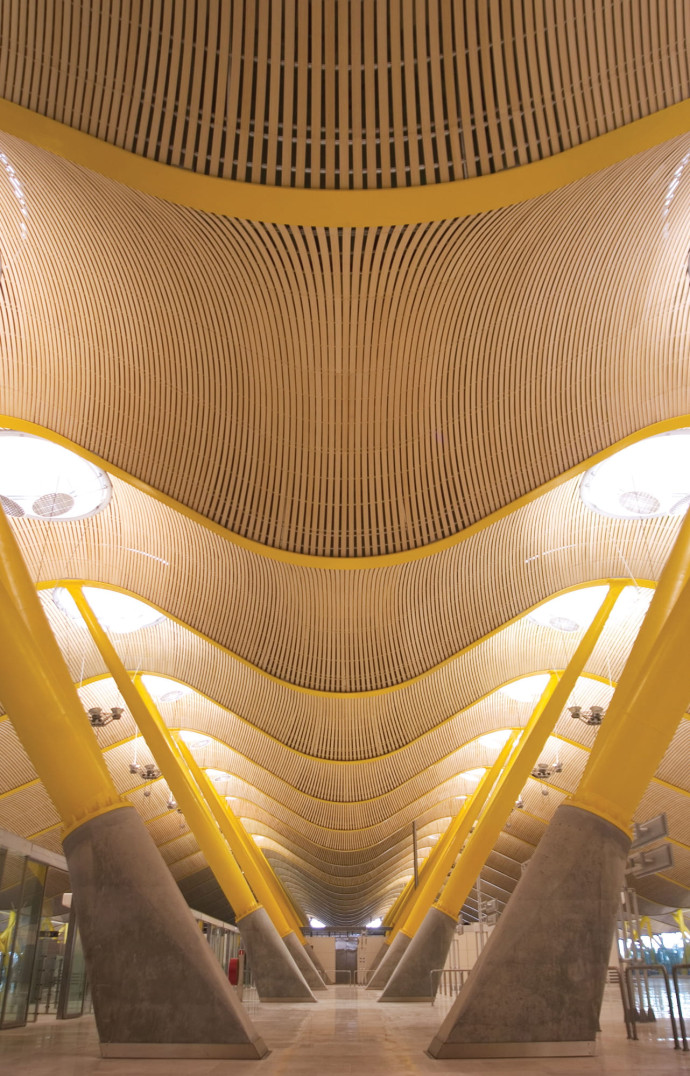 Le terminal T4 et ses vagues au plafond a reçu près d’une dizaine de prix d’architecture. Il est aujourd’hui le symbole de l’aéroport de Madrid et la signature d’une ville qui ne jure que par l’art.