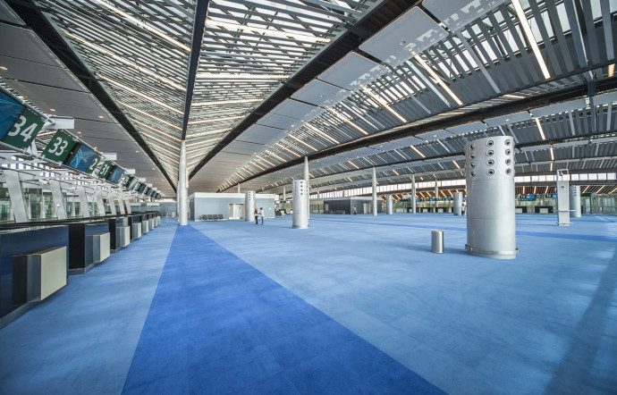 Pour les halls d’arrivée, les concepteurs ont misé sur de grands espaces avec du bleu mer au sol et un toit qui rappelle celui des paillotes traditionnelles, en palmes. Immersion totale.