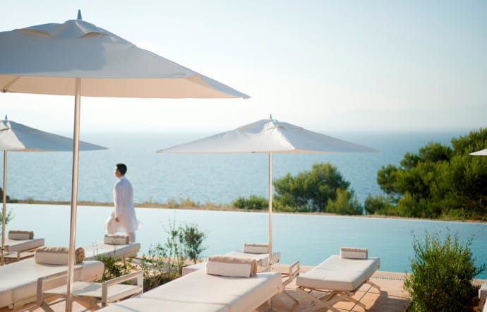 La piscine, située sur l’un des murs d’enceinte. Son eau salée se confond avec celle de la mer.
