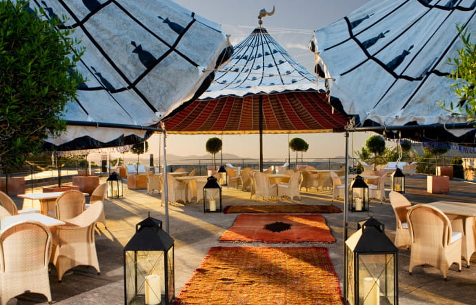 Les tentes arabes, sur la terrasse panoramique du toit qui surplombe le hall de la forteresse, à la tombée de la nuit.