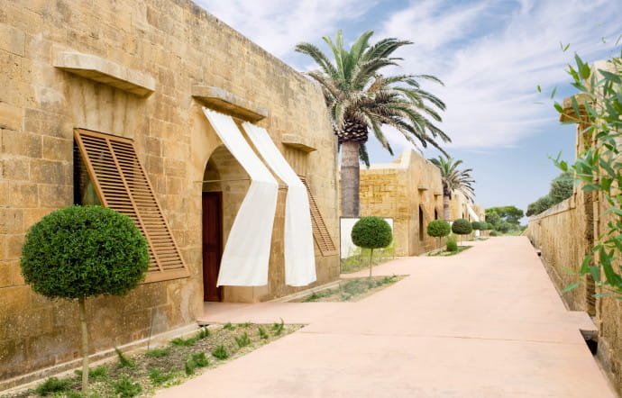 Les entrées des suites. Celles-ci ont trouvé leur place dans les anciens abris à canons et à munitions de la forteresse. Elles sont autant de postes de vigies donnant sur la mer.