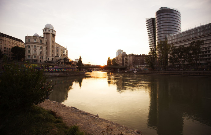 Le Vienne plus historique fait face à sa deuxième identité, le quartier d’affaires de Donau City, du nom du canal, affluent du Danube, qui le borde.