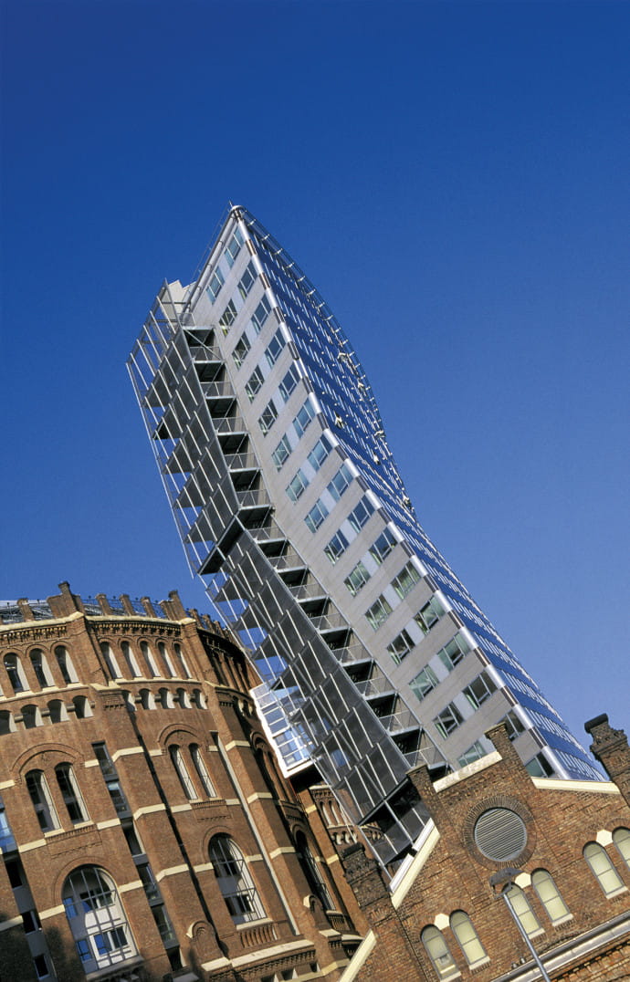 Le Gazomètre par Coop Himmelblau, inauguré en 2001 est une véritable ville dans la ville avec ses logements à la verticale, ses commerces et ses bureaux. Il y a quatre gazomètres, et parmi eux un chef d’œuvre signé Jean Nouvel…