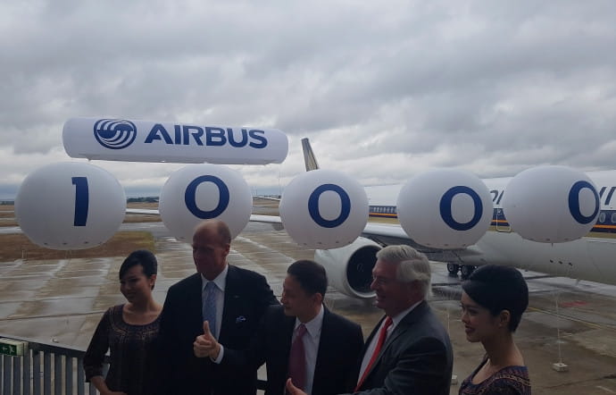 La météo capricieuse et le climat social compliqué n’ont pas gâché la fête à Toulouse pour la livraison du 10 000e appareil Airbus.