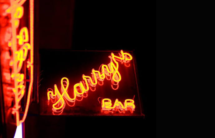 « Pendant des années, le slogan publicitaire du Harry’s était basé sur son adresse, 5 rue Daunou : “Juste dites à votre chauffeur de taxi : Sank Roo Doe Noo. » »