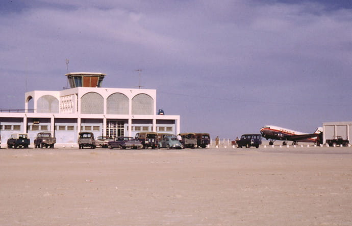 Qui aurait pu se douter, dans les années 60, que ce petit aéroport de transit deviendrait le monstre qu’il est aujourd’hui ?