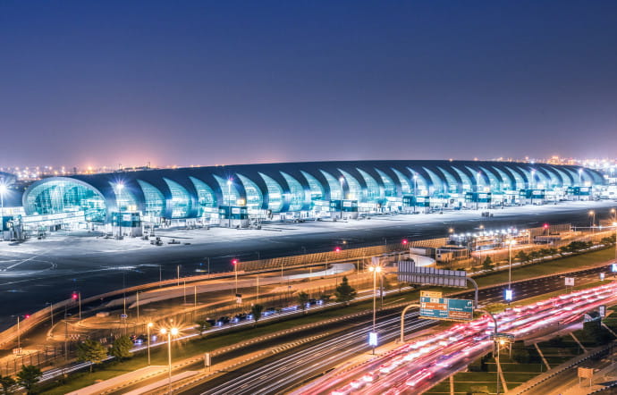 Le Terminal 3, inauguré en 2008 est le plus grand du monde. Il peut faire transiter 43 millions de passagers par an… Sa forme allongée facilite les déplacements des passagers.