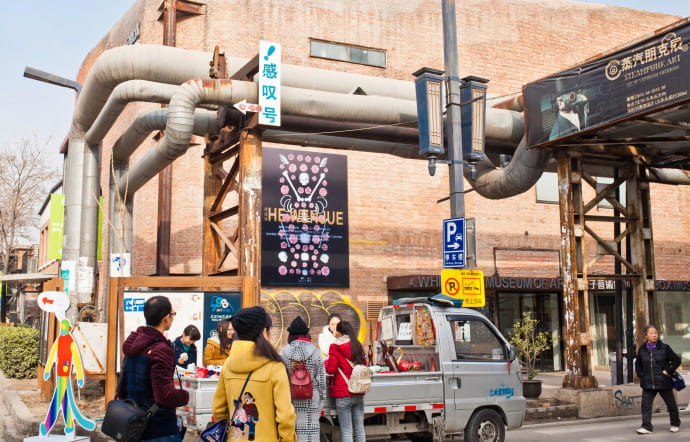 Amateurs d’art et badauds se pressent au 798 Art District, dont les traces du passé industriel ajoutent à la singularité du lieu.