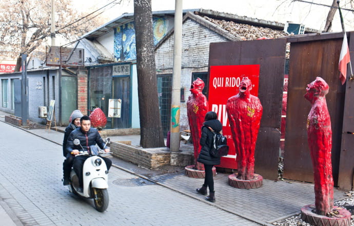 Amateurs d’art et badauds se pressent au 798 Art District, dont les traces du passé industriel ajoutent à la singularité du lieu.