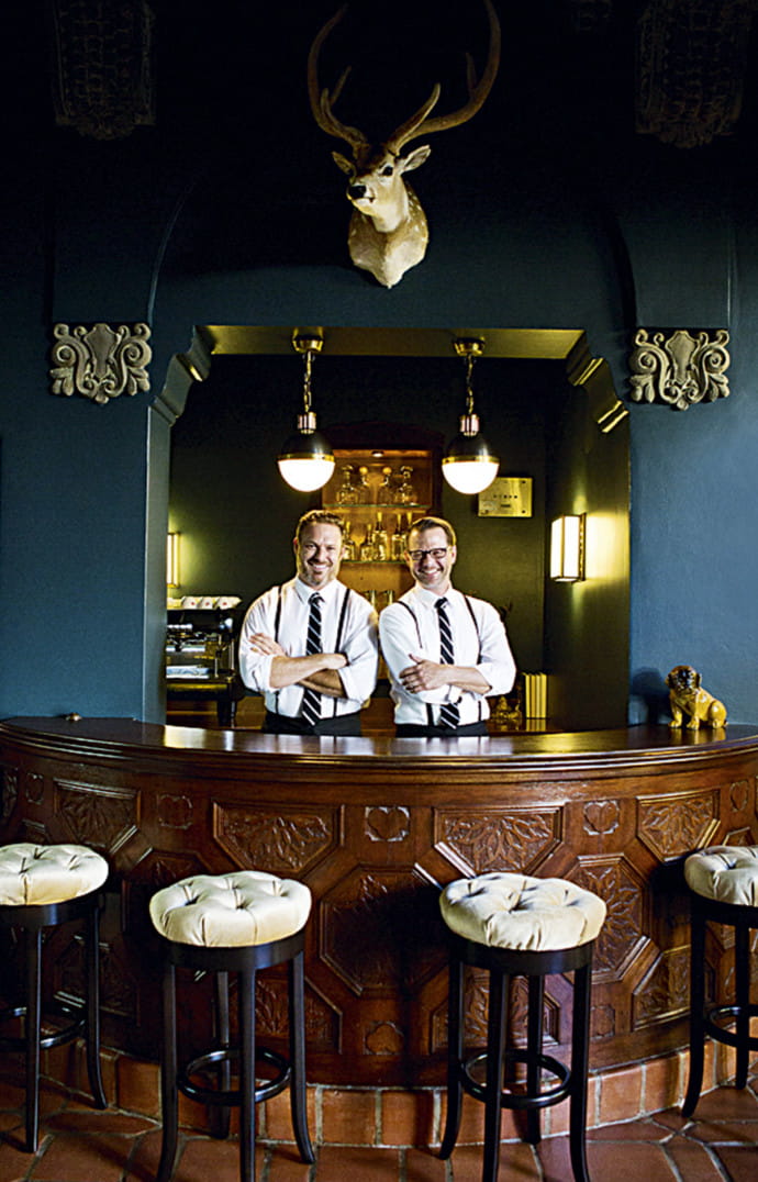 Dans le grand salon : un bar néovictorien avec tabourets capitonnés. On y sert le petit déjeuner, une tasse de café, une douceur pour le goûter et quelques long drinks, healthy… ou pas.