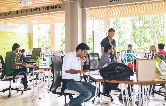 Désormais, en Inde, c’est à Bangalore que la génération y peut le plus facilement devenir son propre patron. Chez Axilor, les locaux sont ouverts 24 h / 24.