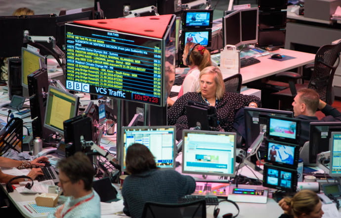 Au coeur du siège de la BBC, à Londres, l’immense « newsroom », emblème de la modernité et du rayonnement de l’institution, est active 24 h sur 24. Radio, télévision, internet… la British Broadcasting Corporation informe 440 millions de foyers dans le monde.