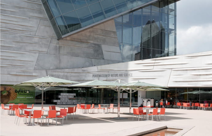 Le Perot Museum of Nature and Science, ouvert en 2012, est signé Thom Mayne (Pritzker 2005).