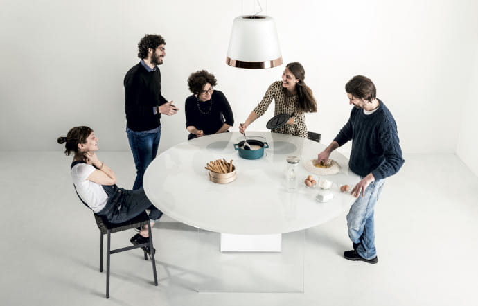 Cuisine « Air » est un îlot pour la préparation et la cuisson des repas, ainsi qu’une table à manger.