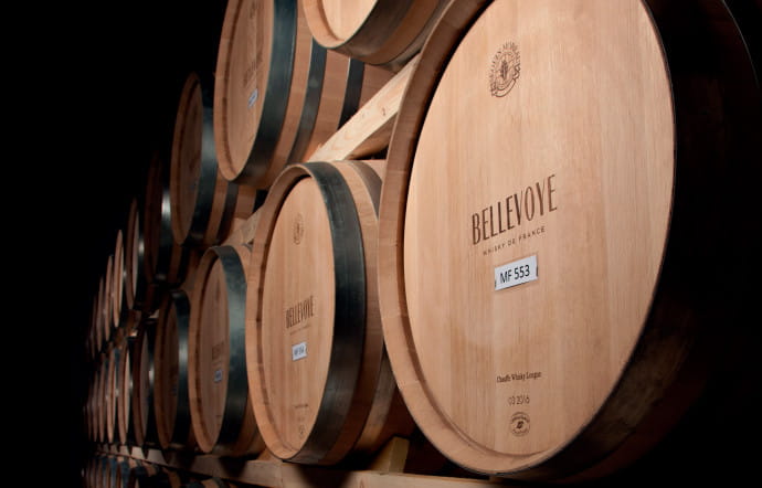 L’assemblage de single malts Bellevoye termine son vieillissement dans des fûts de chêne, à Cognac.