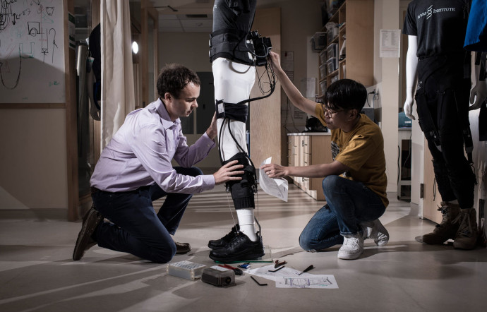 Conor Walsh, 35 ans, est ingénieur en génie biomédical à l’Université de Harvard. Avec son équipe, ils ont développé une combinaison robotique destinée à aider les personnes victimes d’AVC à retrouver leur mobilité. Porté sous les habits, cet exosuit leur permet notamment de marcher sans assistance et de rééduquer les zones endommagées.