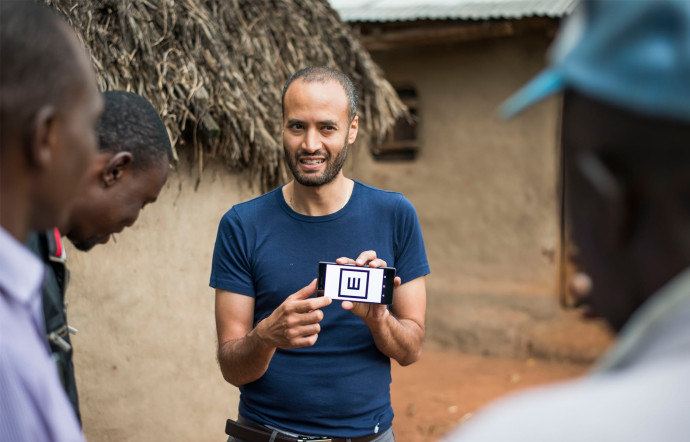 Andrew Bastawrous est un ophtalmologue anglais d’origine Egyptienne, il a 36 ans. Il vient de mettre au point Peek, un kit d’examen oculaire portable pour smartphone amené à révolutionner les traitements dans les régions défavorisées du monde, notamment en Afrique subsaharienne.