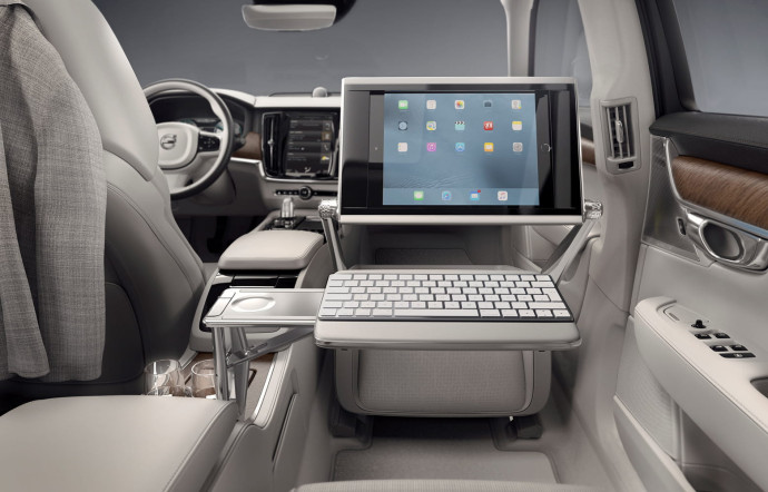 Dans la Volvo S90 excellence, le siège passager est remplacé par la « Lounge Console », un espace inspiré des classes business.